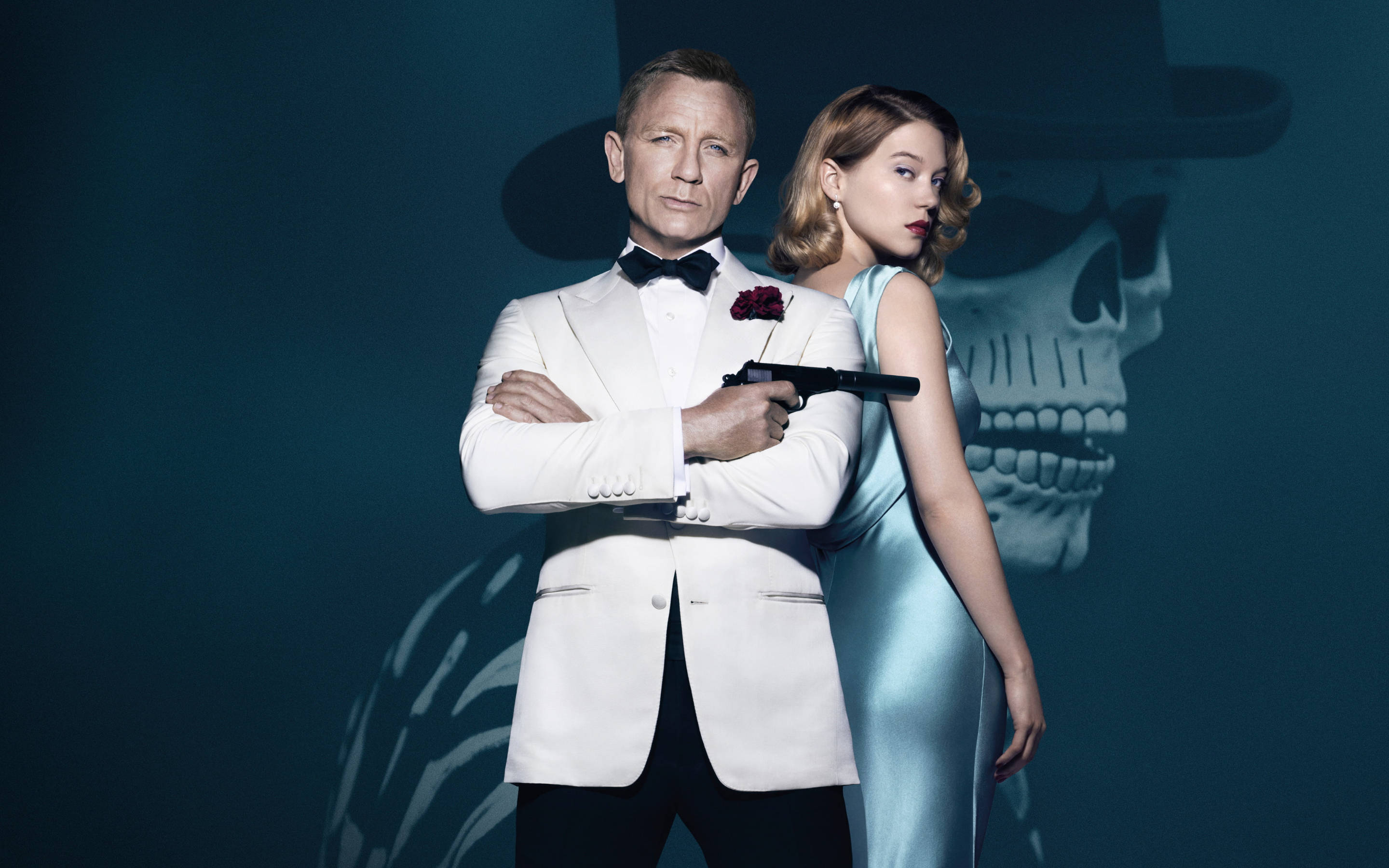 蕾雅·賽杜與丹尼爾·克雷格《007：幽靈黨》 壁紙 — 一名身穿白色燕尾服的男人手持槍支，一名身穿藍色連衣裙的女人站在他旁邊，背景黑暗，有骷髏剪影。