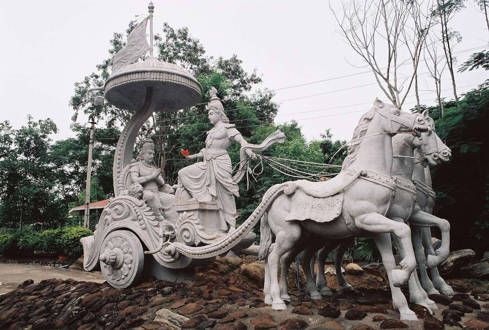 公園中由兩匹馬拉著的神話戰車的石雕。