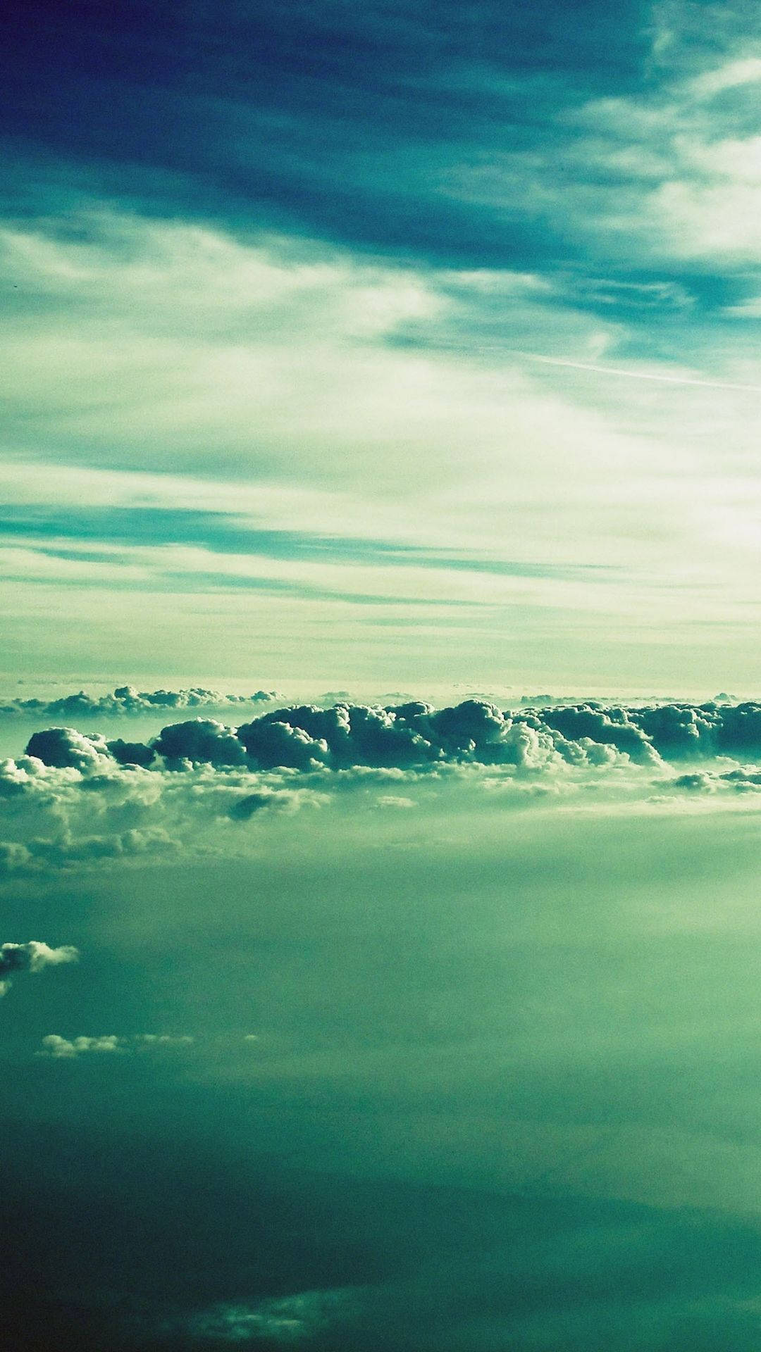 薄綠天際 壁紙 — 廣闊天空下，蓬鬆雲朵沐浴在青綠色和奶油色光線中的航拍視圖。