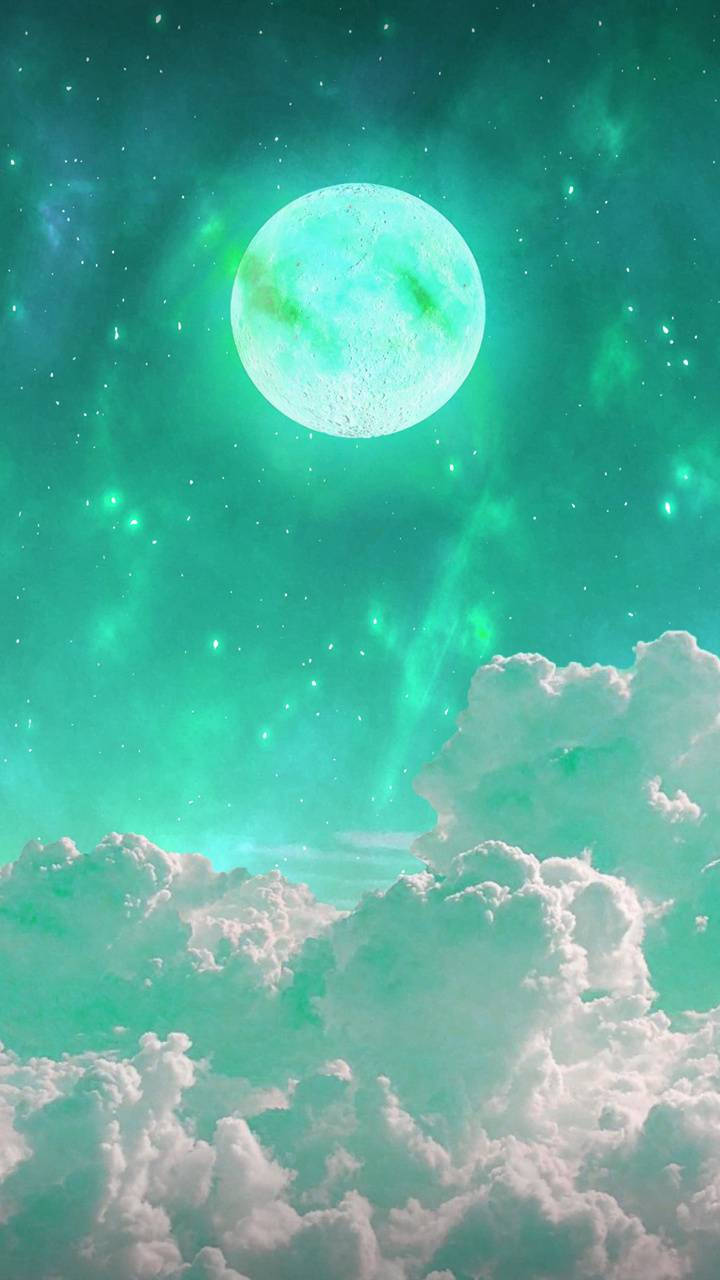 薄荷綠月亮 壁紙 — 一輪發光的綠色月亮照耀在蓬鬆的白雲之上，下方是繁星點點的藍綠色天空，帶有極光般的條紋。