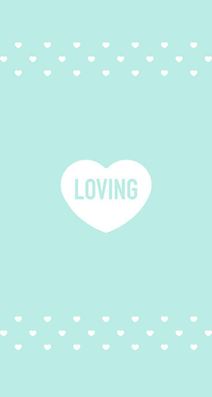 Seafoam Green 桌布 壁紙 — 薄荷綠色牆紙，中央有一個白色心形，內含「loving」字樣，頂部和底部有數行白色小愛心。