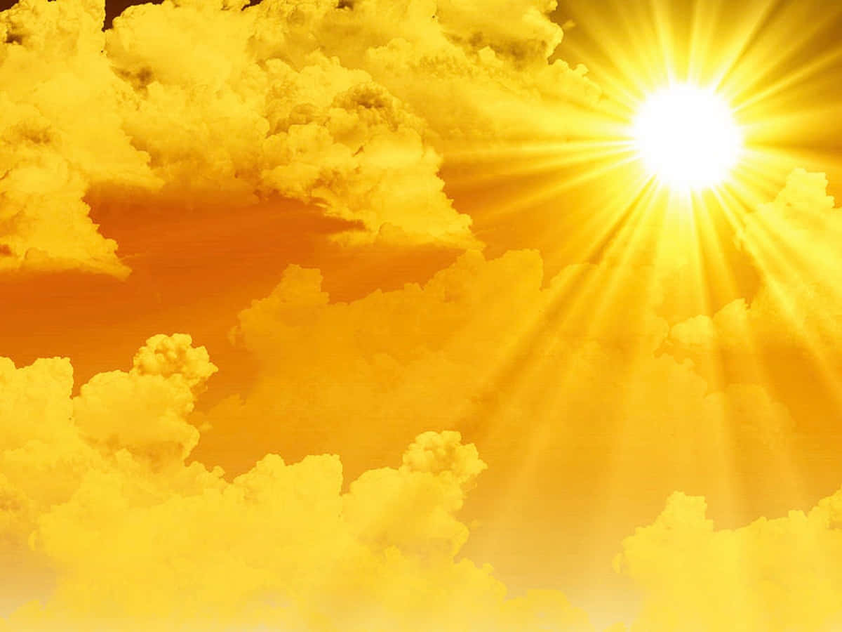 太陽在日落時穿過金色的雲層明亮地照耀。