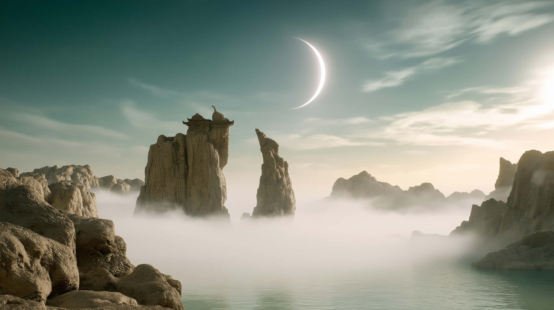 薄霧湖畔與岩石間的夢幻彎月 壁紙 — 一彎新月懸掛在霧氣瀰漫的水面上，高聳的岩石從霧中升起。