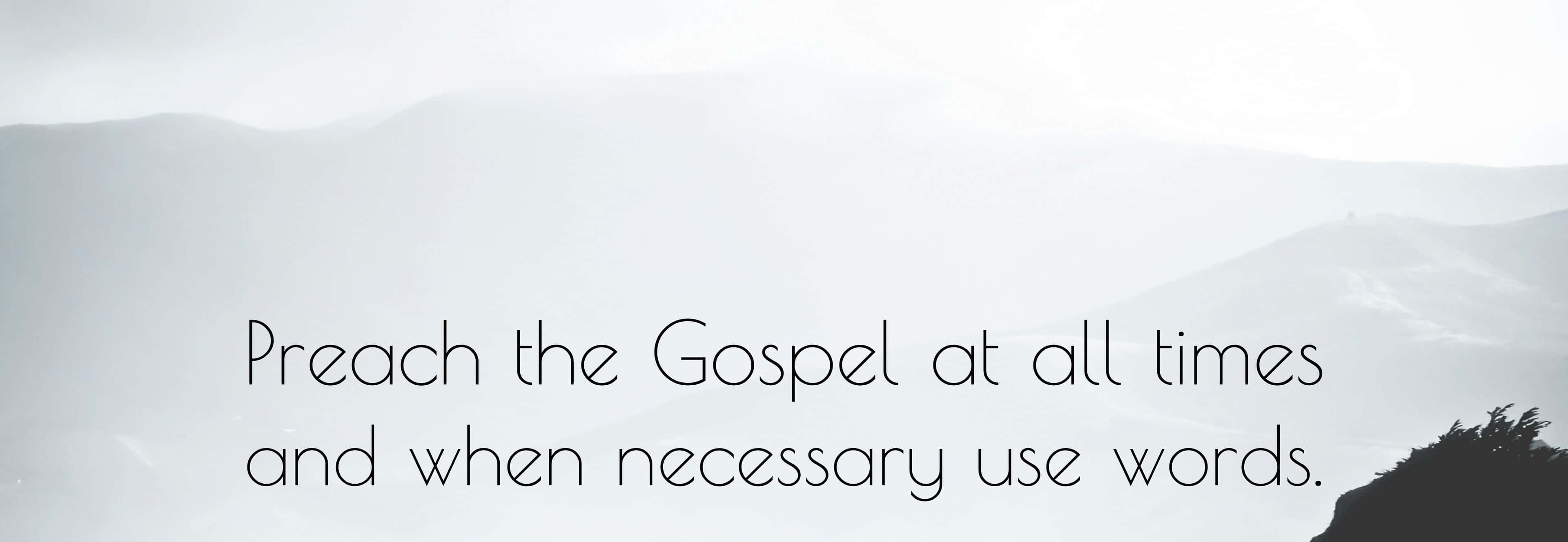 Gospel 桌布 壁紙 — 薄霧籠罩的山脈，帶有柔和的灰色調，中央以優雅字體呈現一句勵志名言。