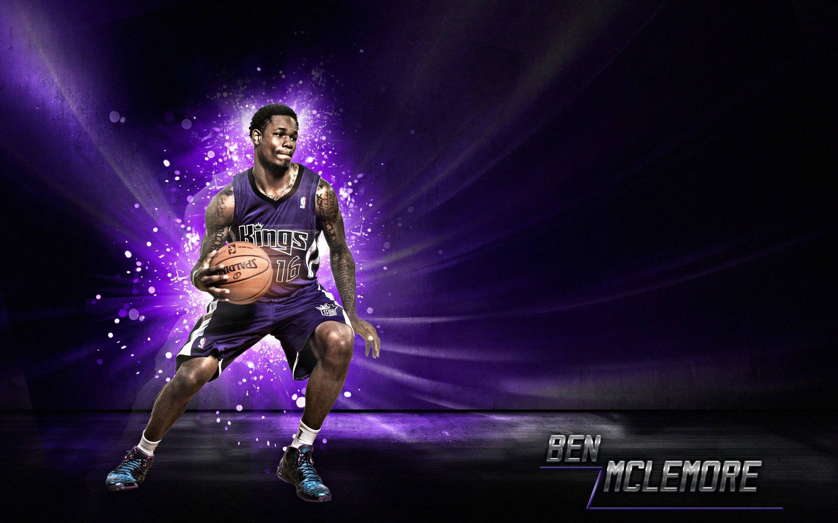 薩克拉門托國王隊16號本·麥克萊莫爾 壁紙 — 籃球運動員 Ben Mclemore 身穿紫色帝王隊球衣，在發光的紫色粒子背景前運球。