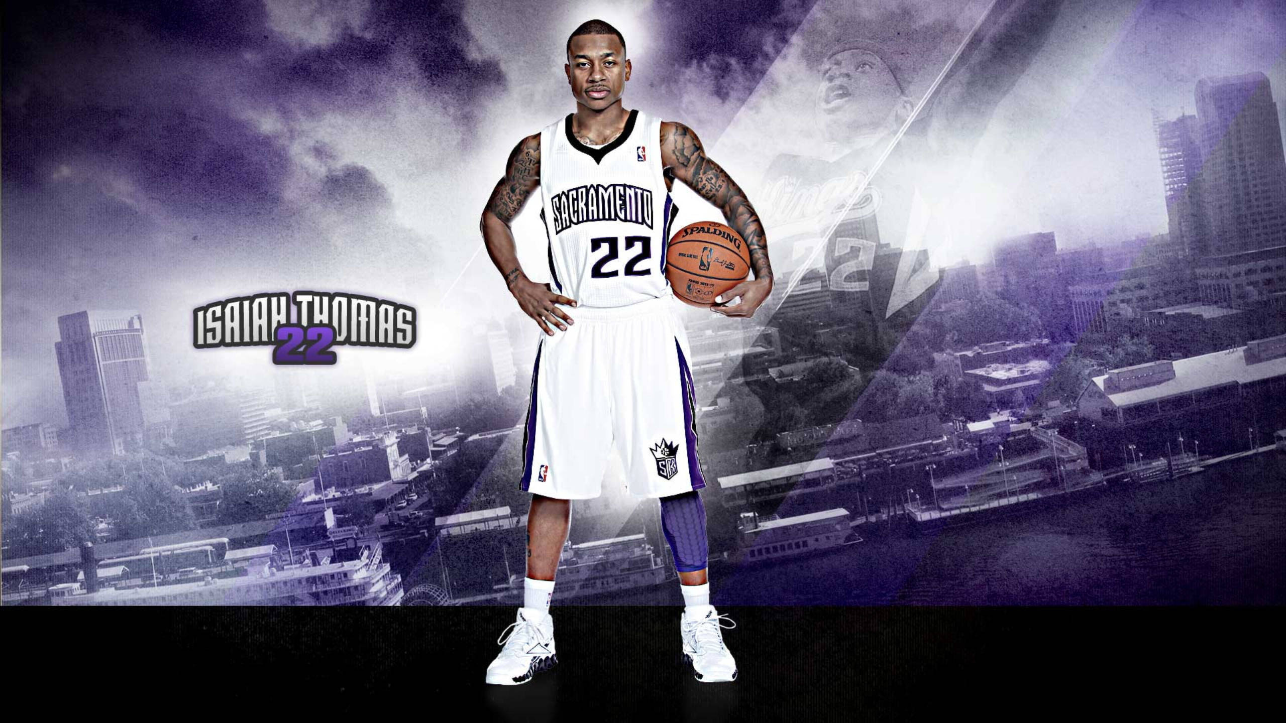 薩克拉門托國王隊以薩亞·托馬斯數位封面 壁紙 — 籃球運動員 Isaiah Thomas 身穿薩克拉門托帝王隊球衣，在紫色城市天際線背景下持球。