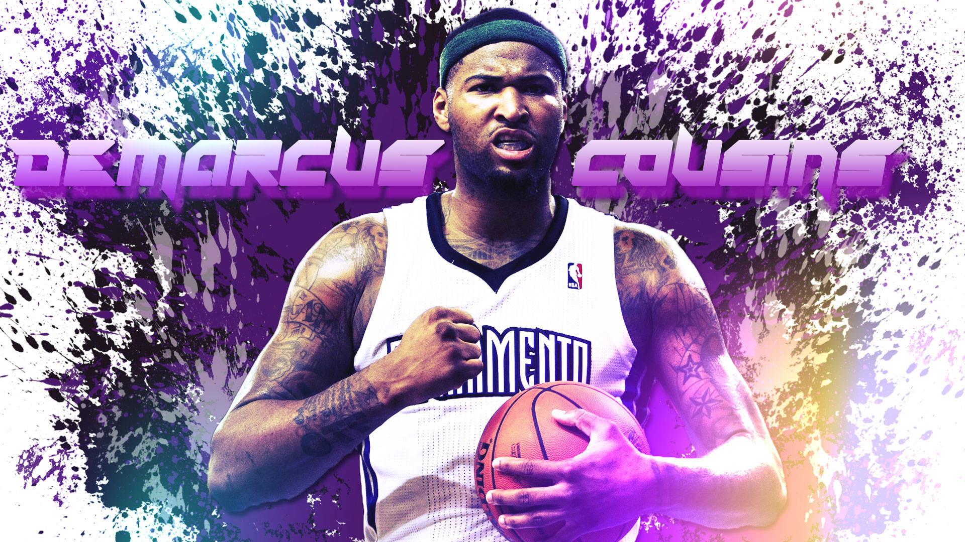 薩克拉門托國王隊德馬庫斯·考辛斯 壁紙 — 籃球運動員 DeMarcus Cousins 身穿白色薩克拉門托國王隊球衣，在充滿活力的紫色和白色潑濺背景前持球。