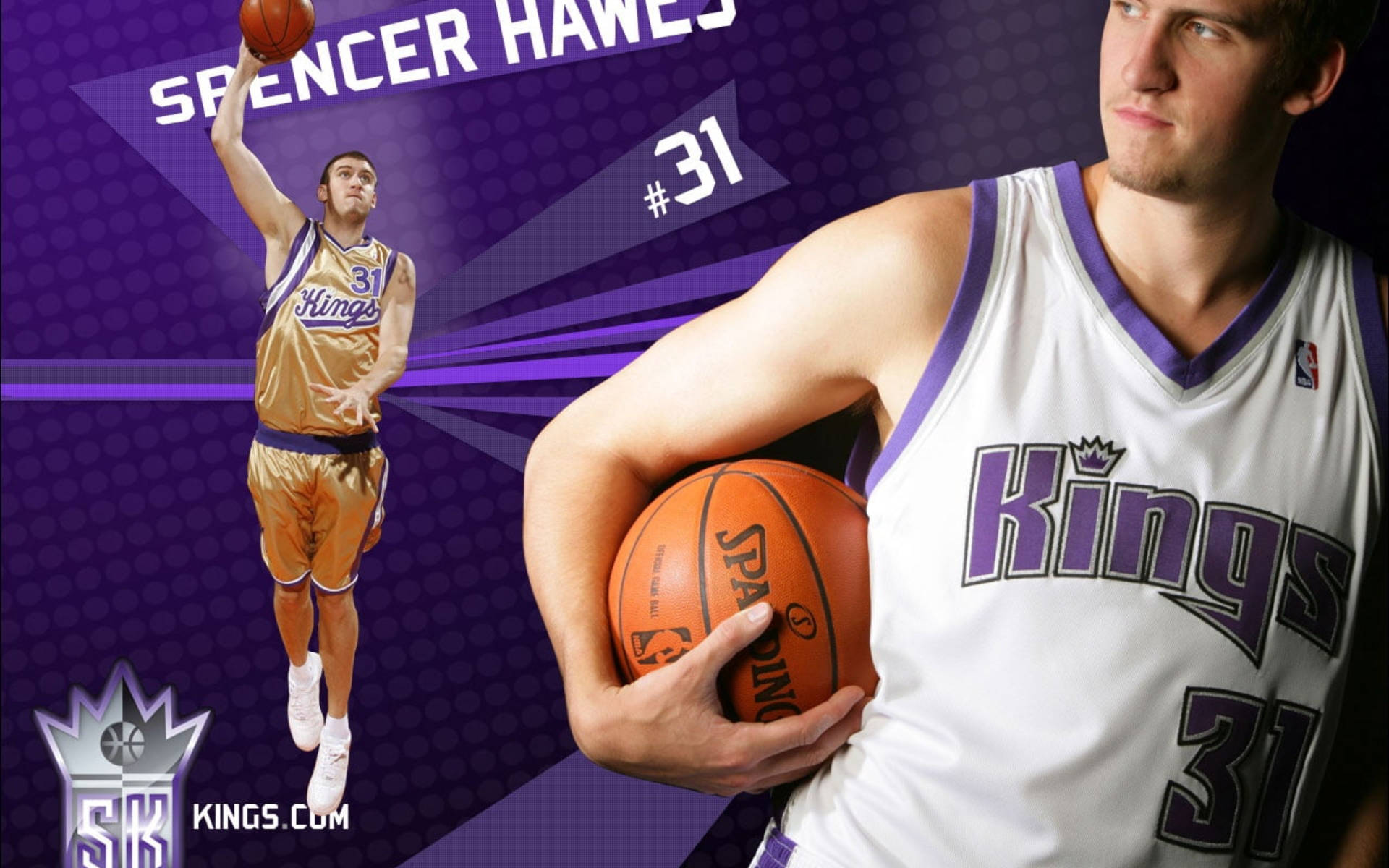 薩克拉門托國王隊斯賓塞·霍斯數位封面 壁紙 — Spencer Hawes 身穿薩克拉門托帝王隊球衣，在紫色動態背景下手持籃球的動作照。