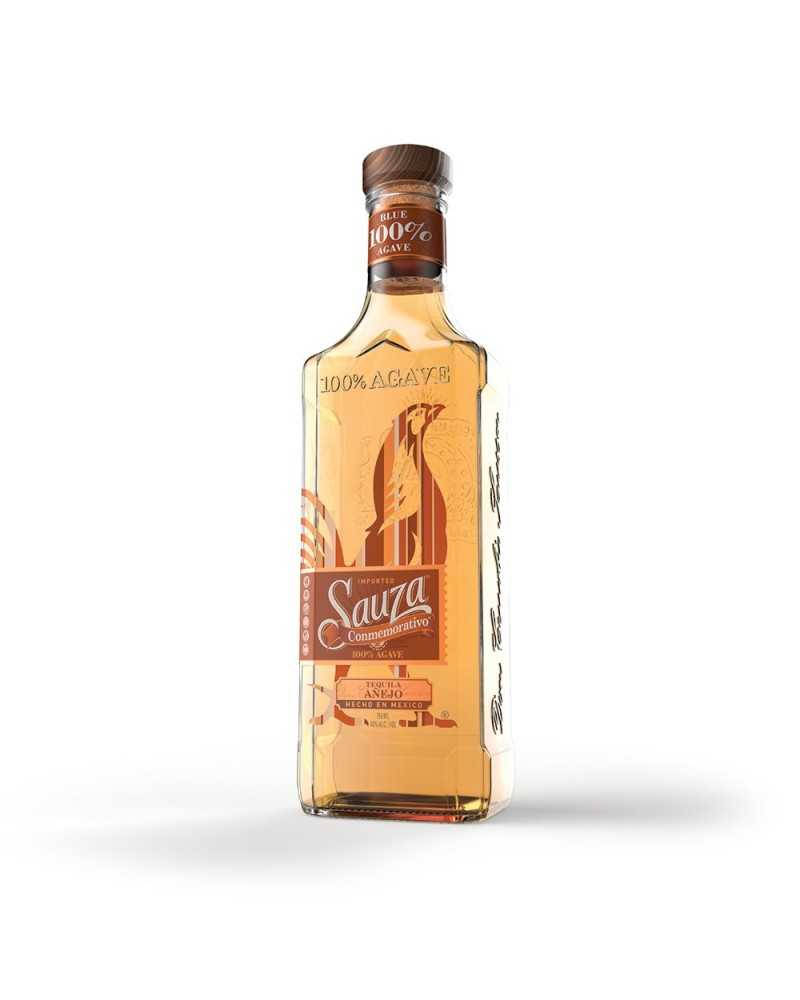 Sauza Blue 100% Agave Añejo 龍舌蘭酒瓶，帶有琥珀色液體和裝飾性標籤。