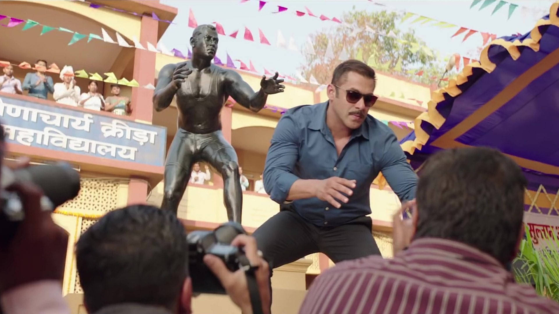 薩爾曼·汗在公共活動中與自己的雕像合影，攝影師在場。
