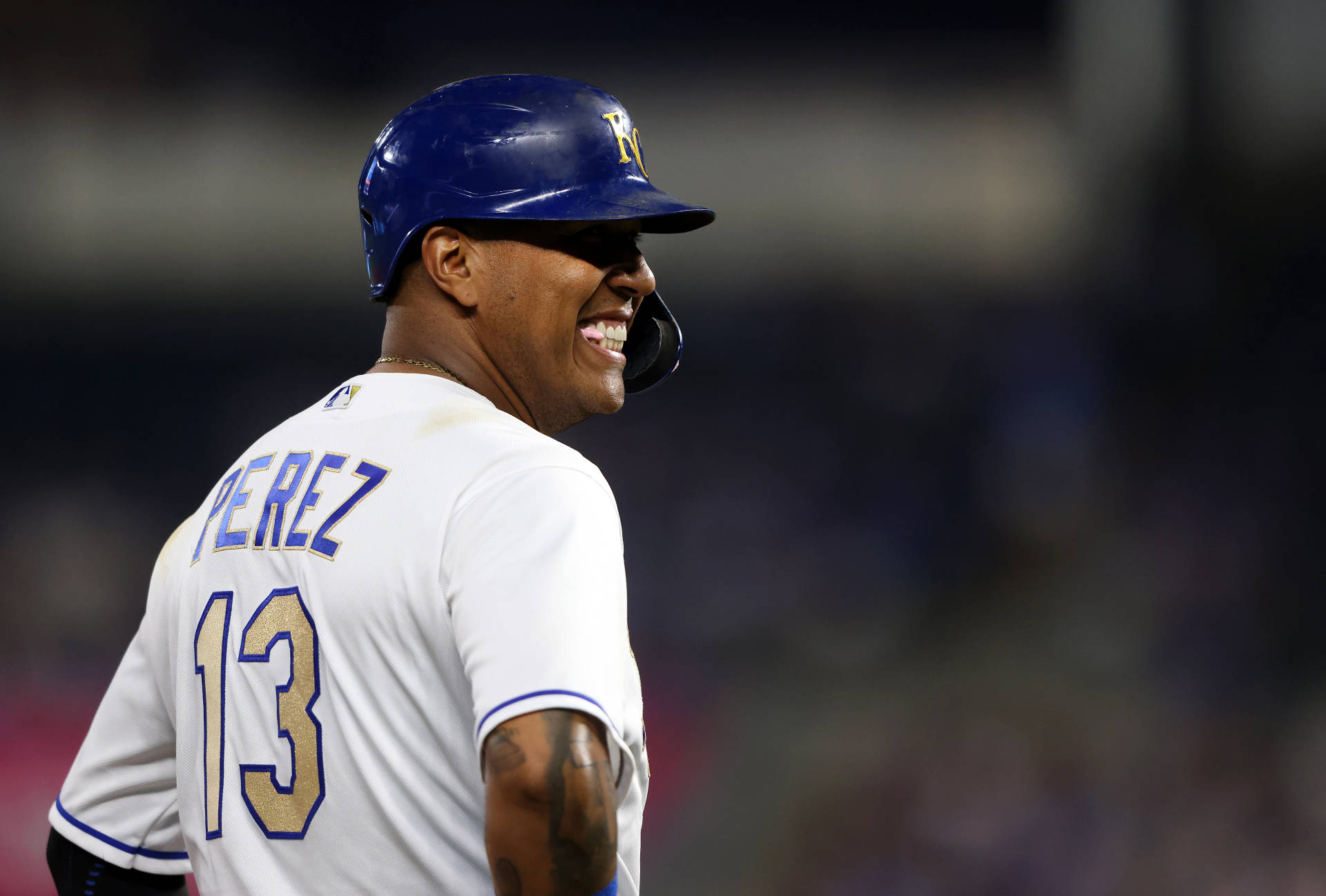 棒球手Perez 13號戴著藍色頭盔在夜間比賽中微笑。