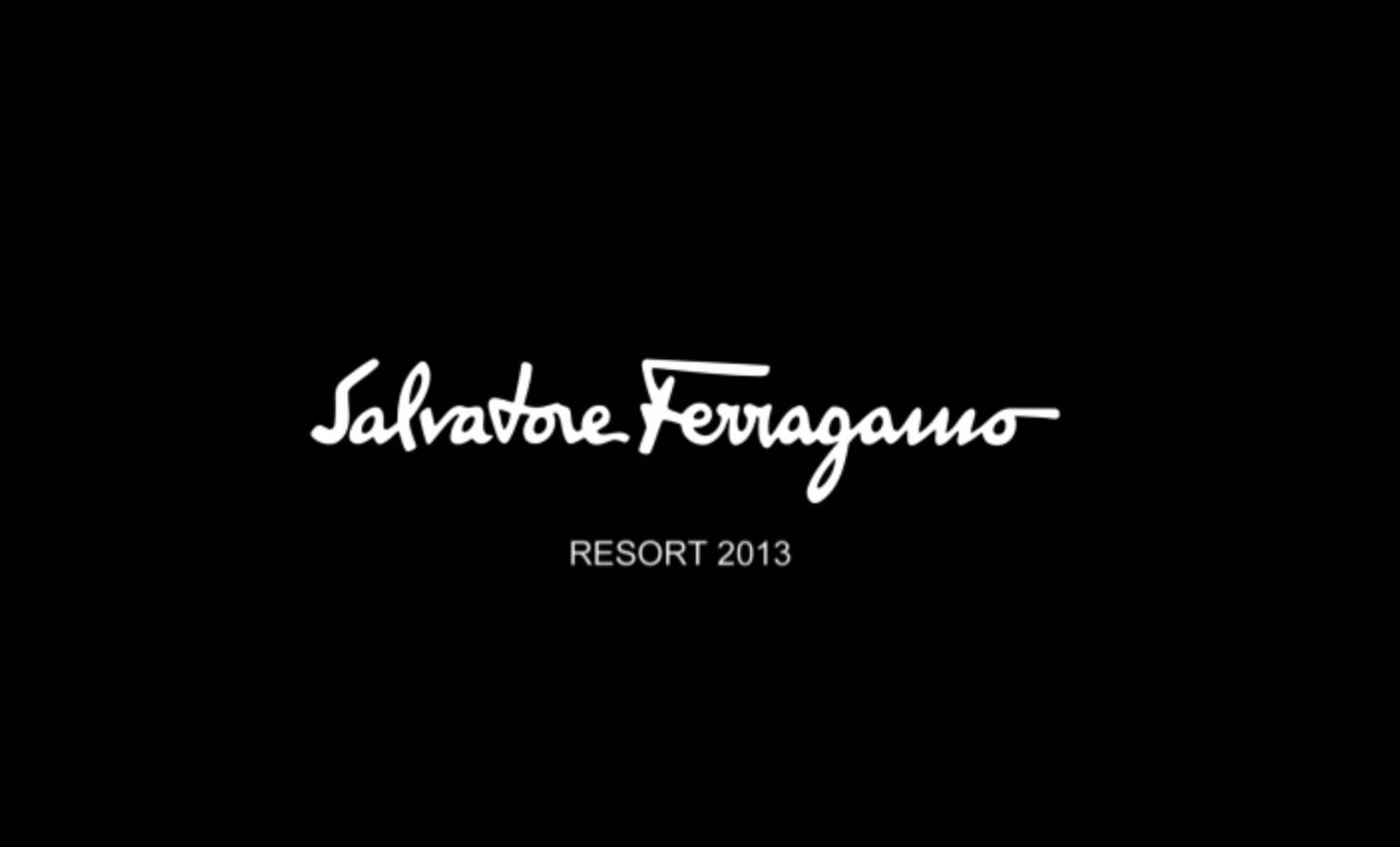 薩爾瓦托·菲拉格慕度假系列2013 壁紙 — 白色草書 Salvatore Ferragamo 標誌和度假村文字居中在純黑色背景上。