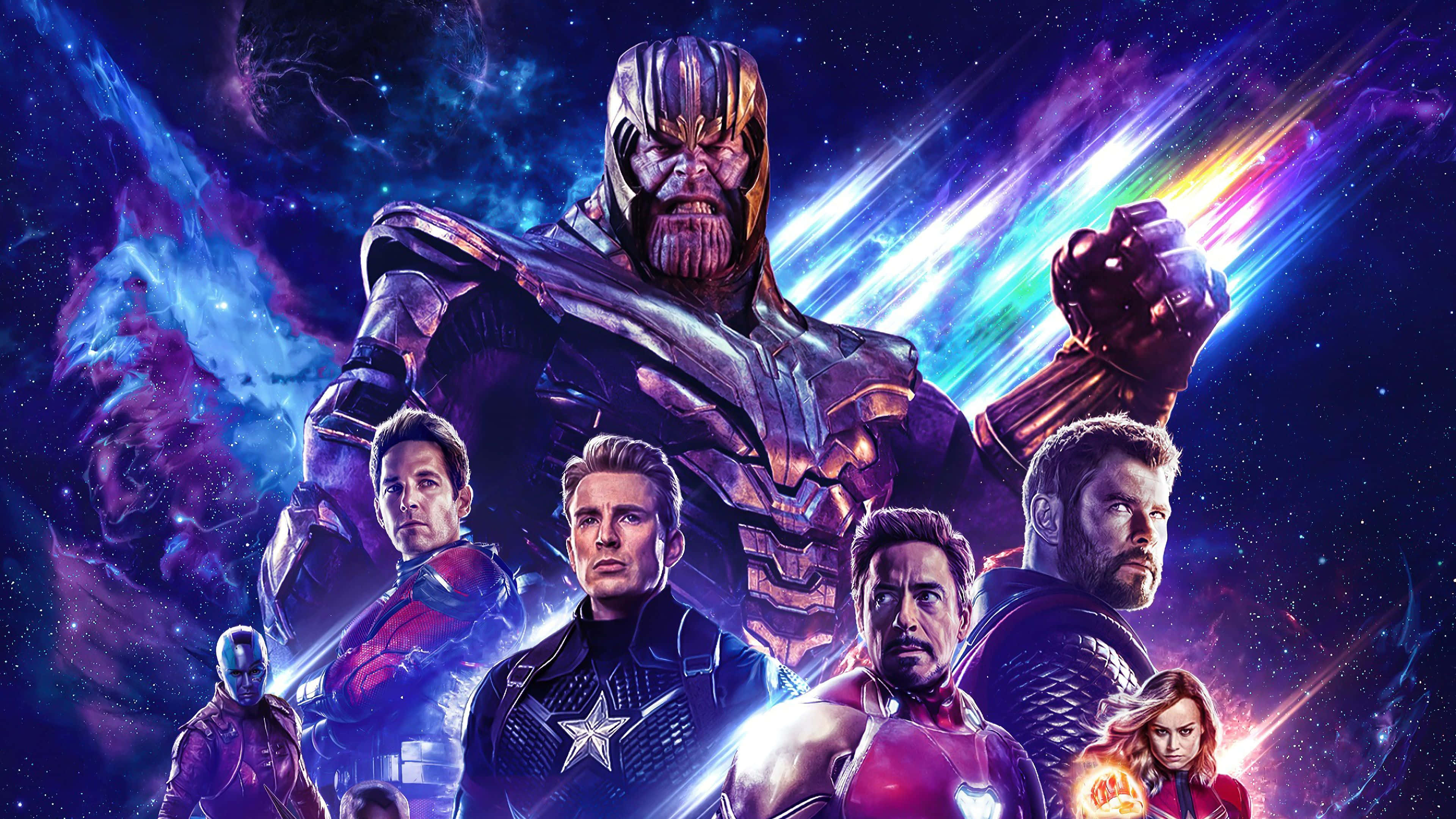 Thanos 桌布 壁紙 — 薩諾斯在宇宙星雲背景和充滿活力的能量光束中，籠罩著復仇者聯盟的英雄們。