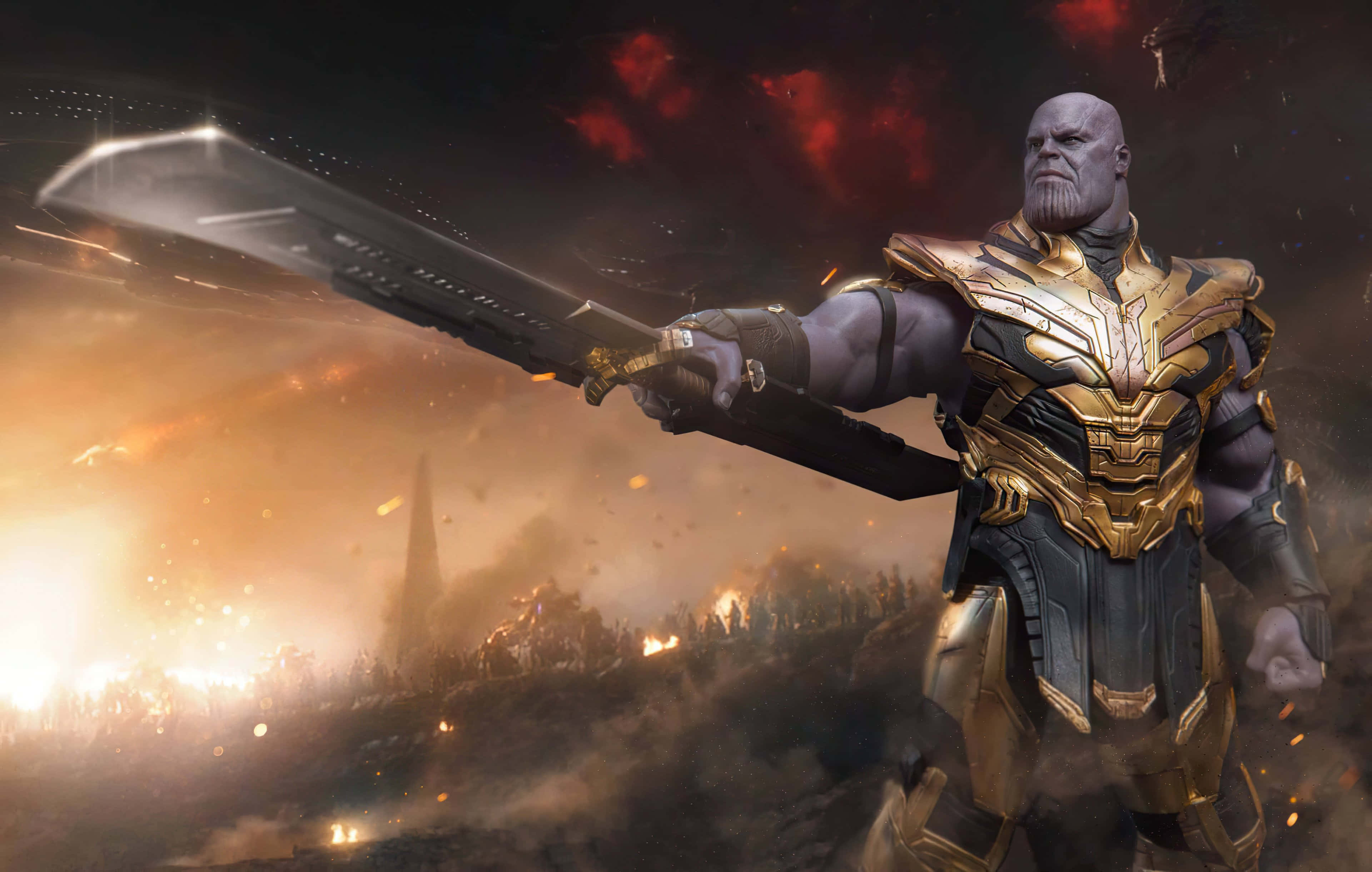 Thanos 桌布 壁紙 — 薩諾斯在暗紅色天空下，於充滿爆炸和煙霧的火焰戰場中揮舞著一把巨大的劍。