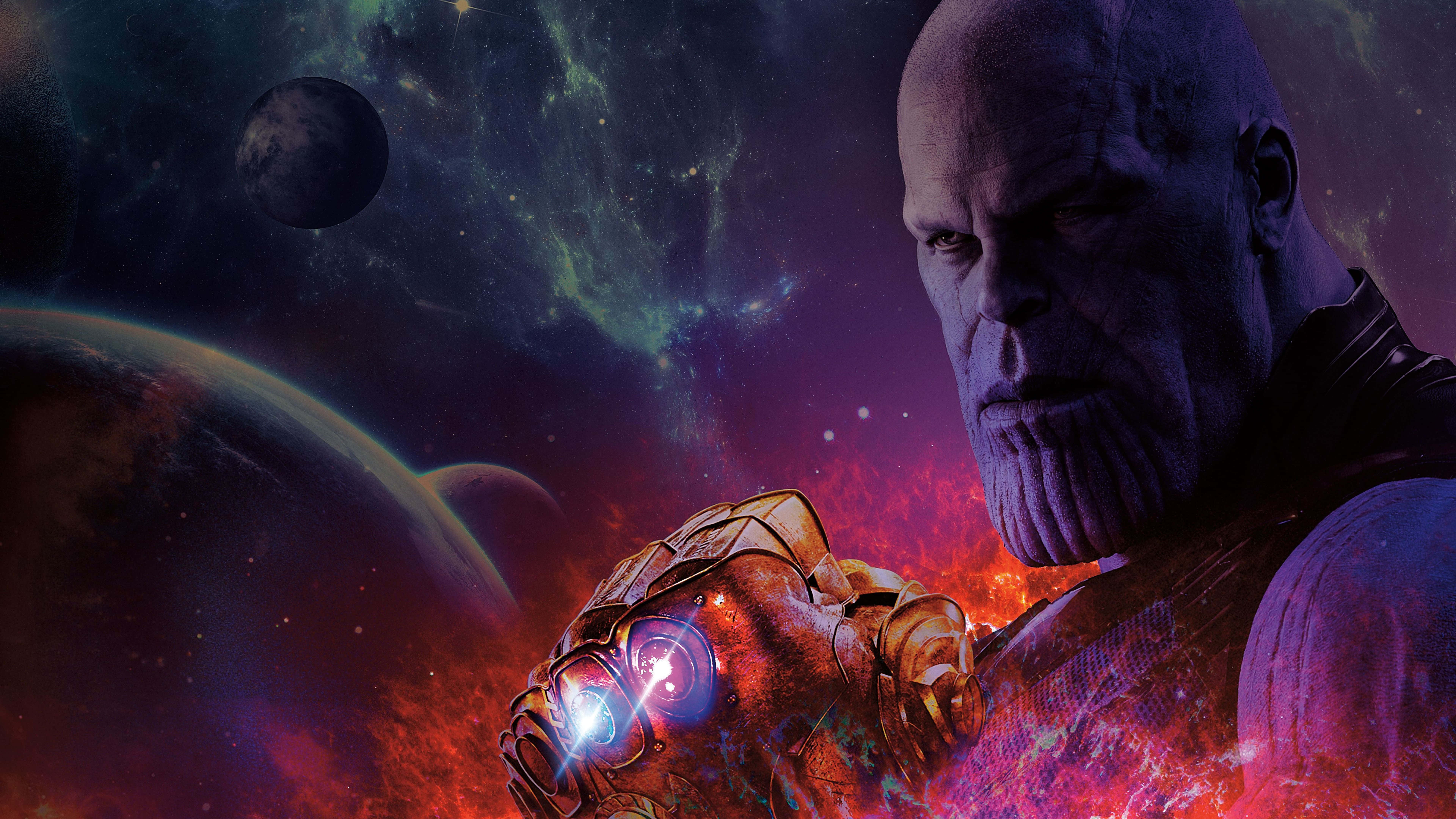 Infinity Gems 桌布 壁紙 — 薩諾斯在發光的星雲和遙遠行星的宇宙背景下威嚴地聳立，他的手套脈動著能量。