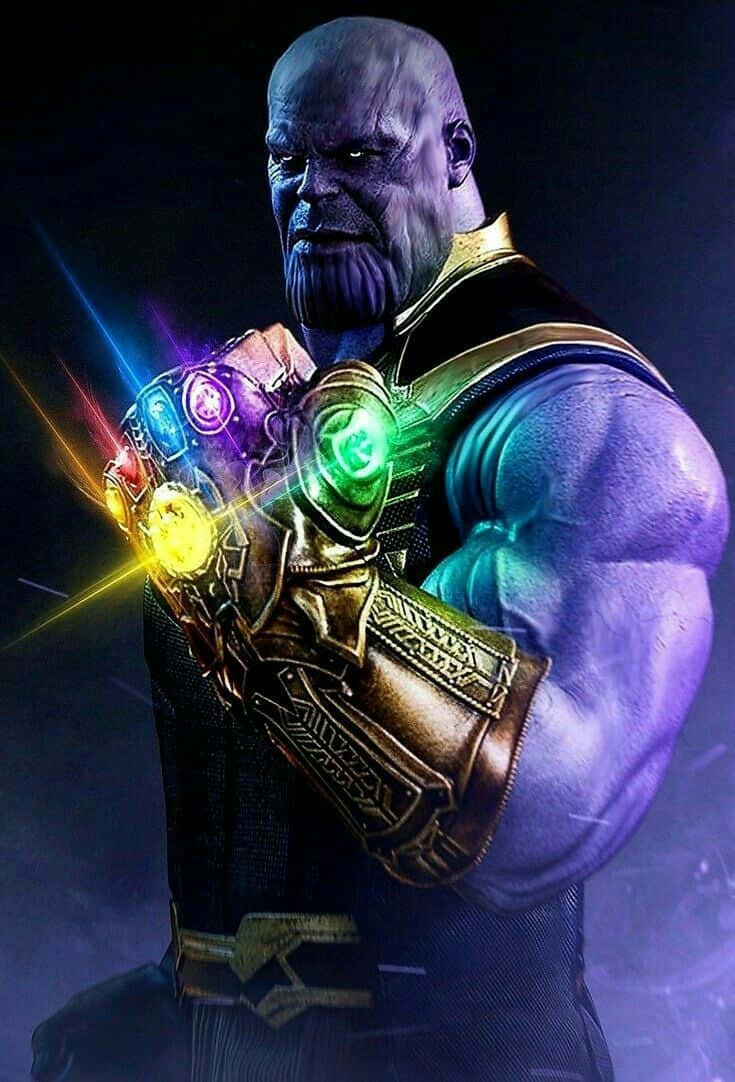 Thanos 桌布 壁紙 — 薩諾斯在黑暗場景中握著發光的無限手套，六顆寶石明亮地脈動。
