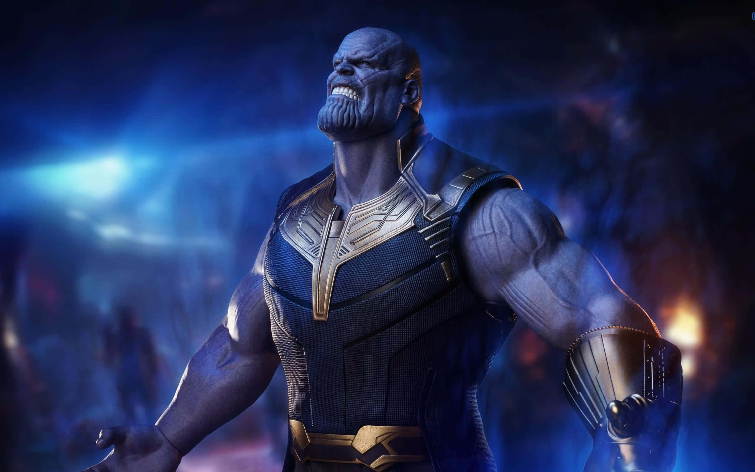 Thanos 桌布 壁紙 — 薩諾斯在黑暗的宇宙場景中威風凜凜地站立，周圍環繞著發光的藍色和橙色能量。