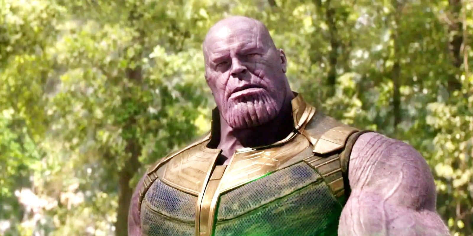 Josh Brolin 桌布 壁紙 — 薩諾斯威嚴地站在陽光明媚的森林中，身後是綠色樹葉。