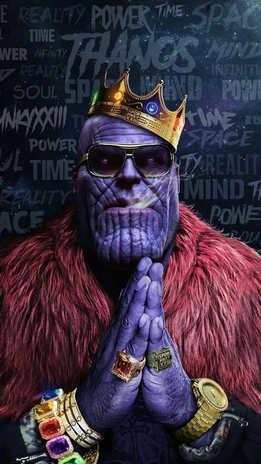 Thanos 桌布 壁紙 — 薩諾斯戴著金色皇冠和太陽眼鏡，身穿紅色毛皮大衣和珠寶戒指，在宇宙文字牆前雙手合十。