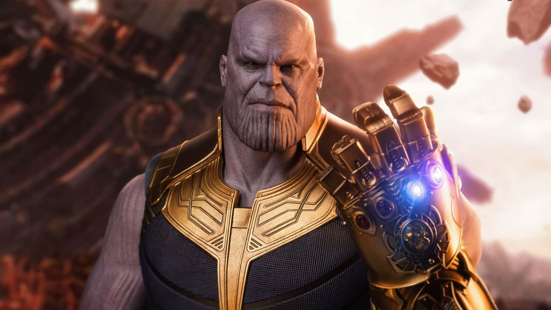 Thanos 桌布 壁紙 — 薩諾斯手持發光的無限手套，在破碎的宇宙背景下威風凜凜地站立。