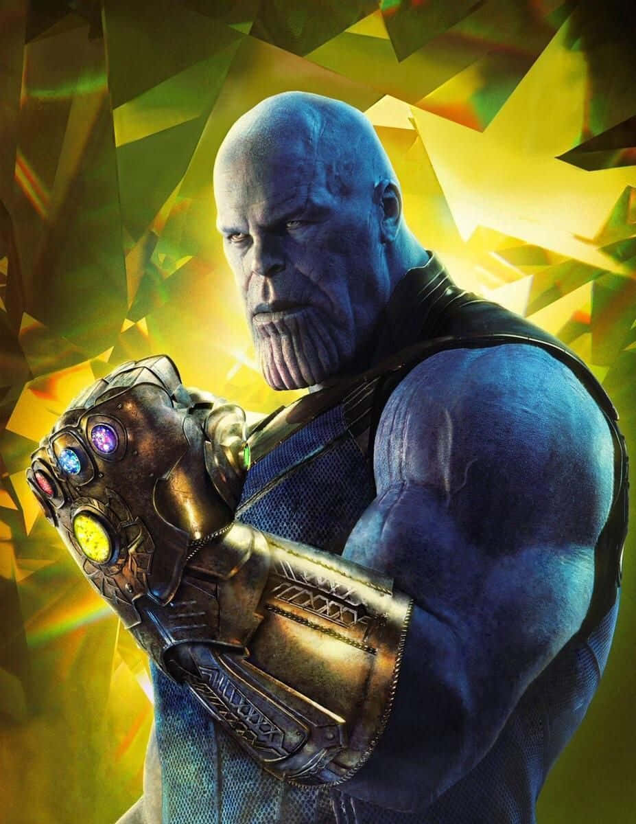 Thanos 桌布 壁紙 — 薩諾斯舉起裝甲拳頭，手套上鑲嵌著發光的無限寶石，背景是放射狀幾何圖案，他凝視著前方。