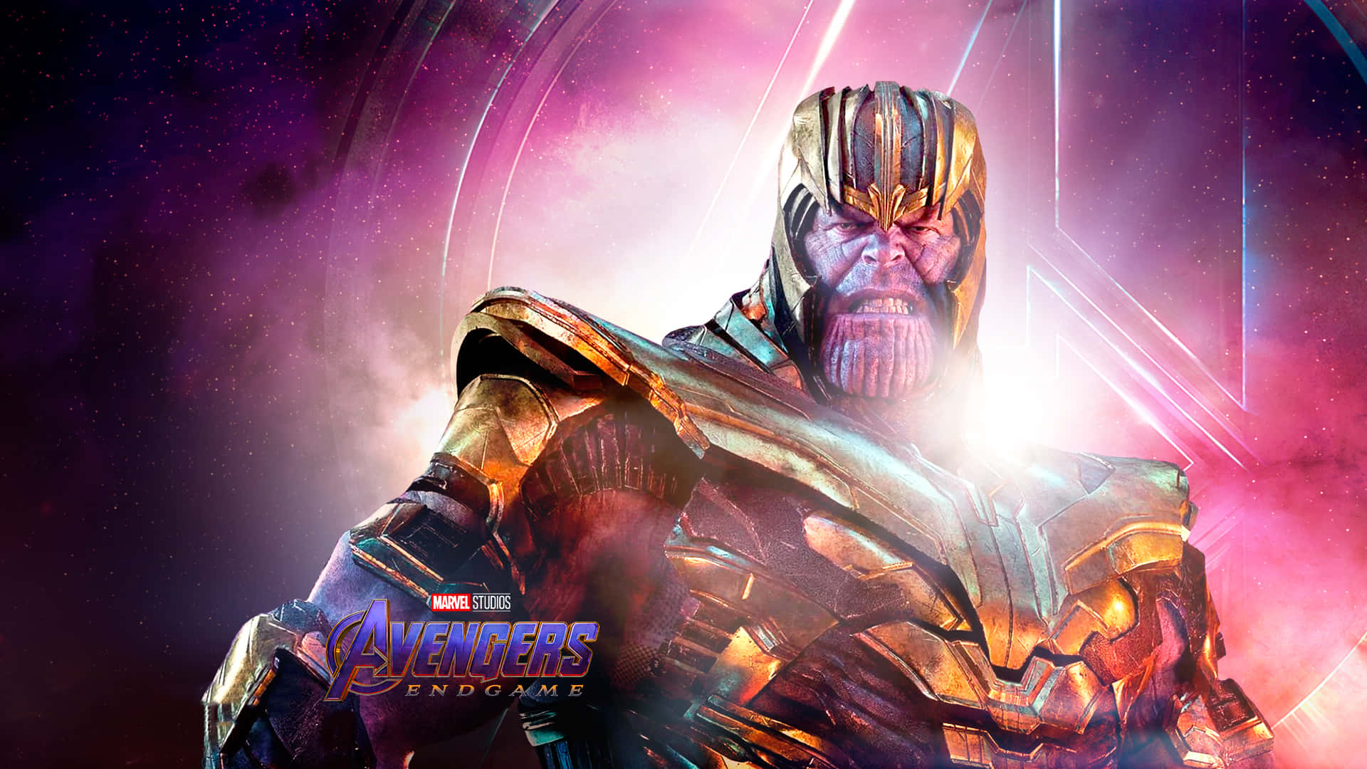 Endgame 桌布 壁紙 — 薩諾斯身穿金色盔甲，在宇宙紫色和粉紅色星雲背景下，伴隨著發光的能量線，威嚴地站立。