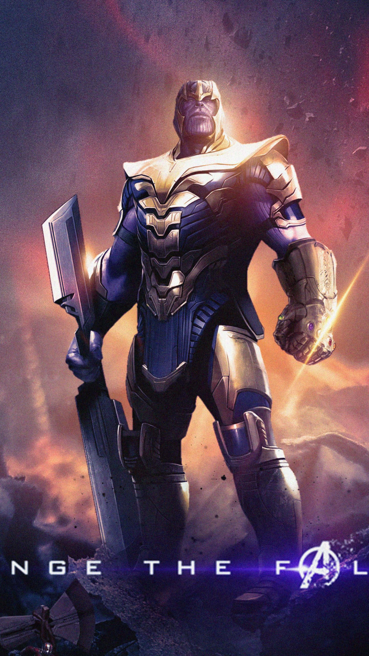 Thanos 桌布 壁紙 — 薩諾斯身穿金色盔甲，在熾熱的宇宙背景下威嚴地握著發光的無限手套。