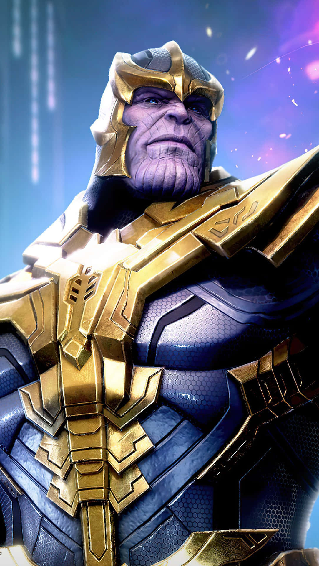 Thanos 桌布 壁紙 — 薩諾斯身穿金色盔甲的近距離特寫，背景是宇宙紫色和藍色，帶有發光粒子。