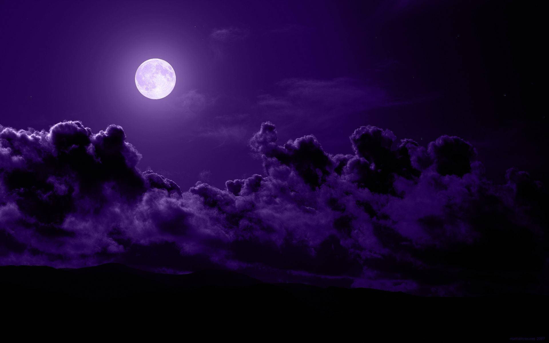 滿月透過紫色雲層在黑暗的夜空中閃耀。