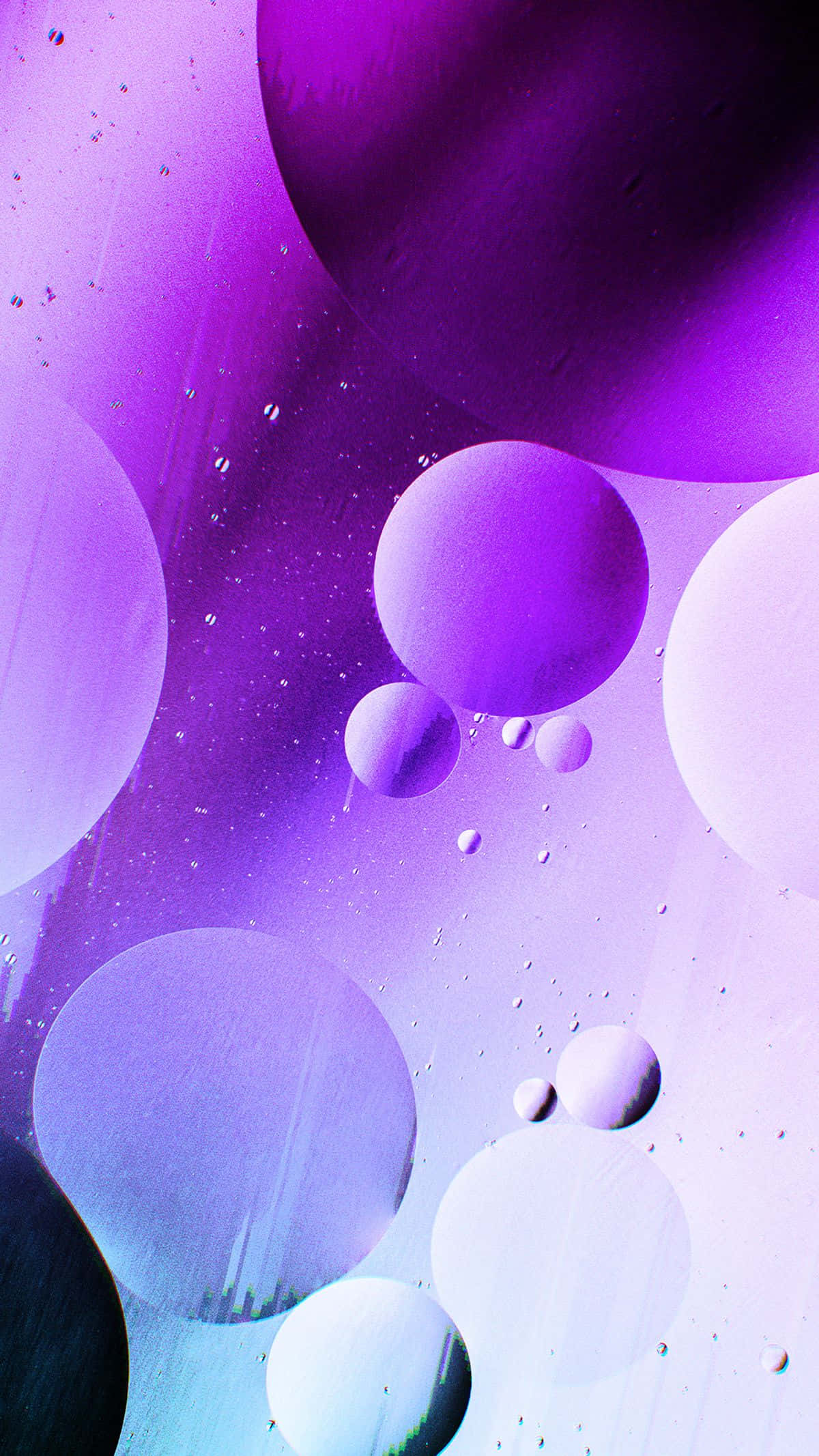 薰衣草紫色表面的水滴 壁紙 — 漂浮的半透明紫色和白色氣泡在紫色和藍色液體的漸變中飄移。