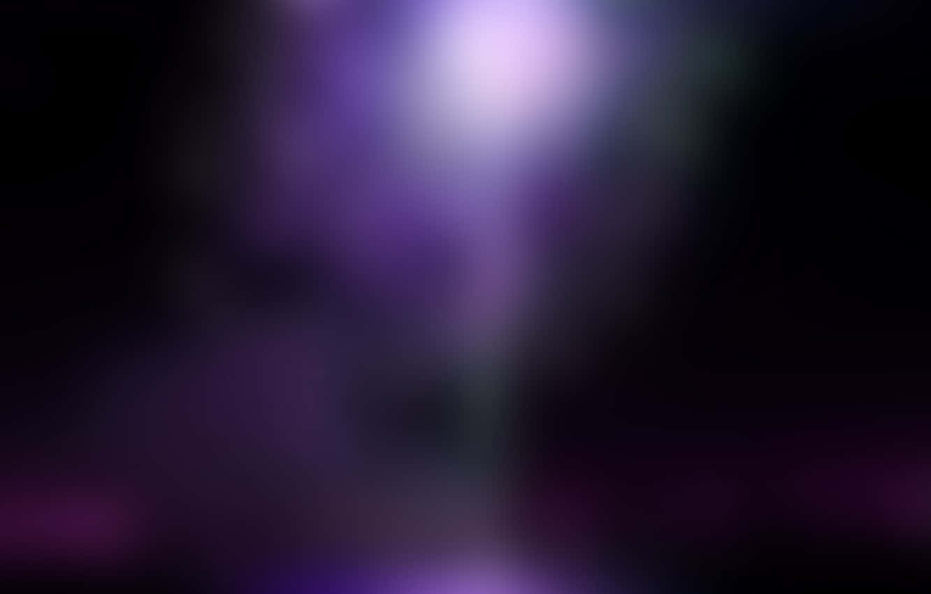 薰衣草色光束暗色壁紙 壁紙 — 柔和發光的紫色光線逐漸消失在黑暗中，營造出夢幻般的抽象氛圍。