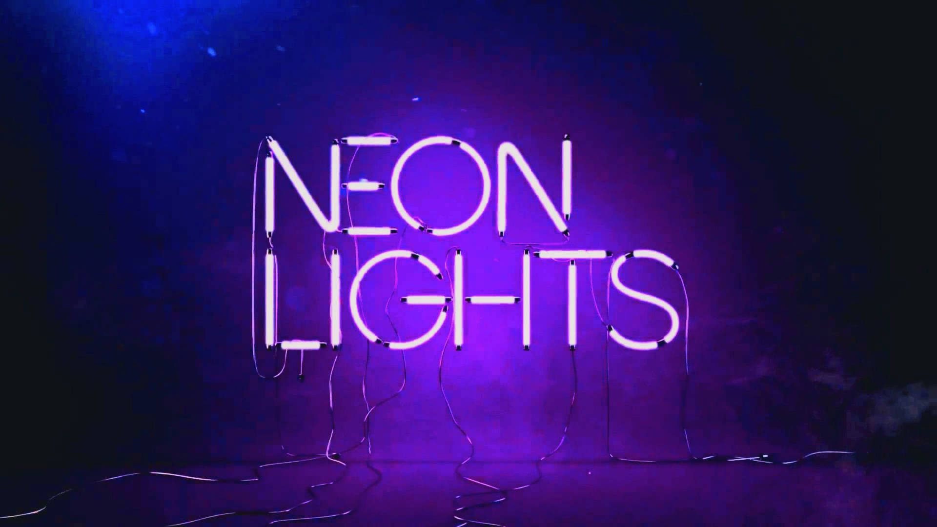 發光的霓虹燈牌，在深紫色環境中顯示「NEON LIGHTS」，帶有可見的電線。