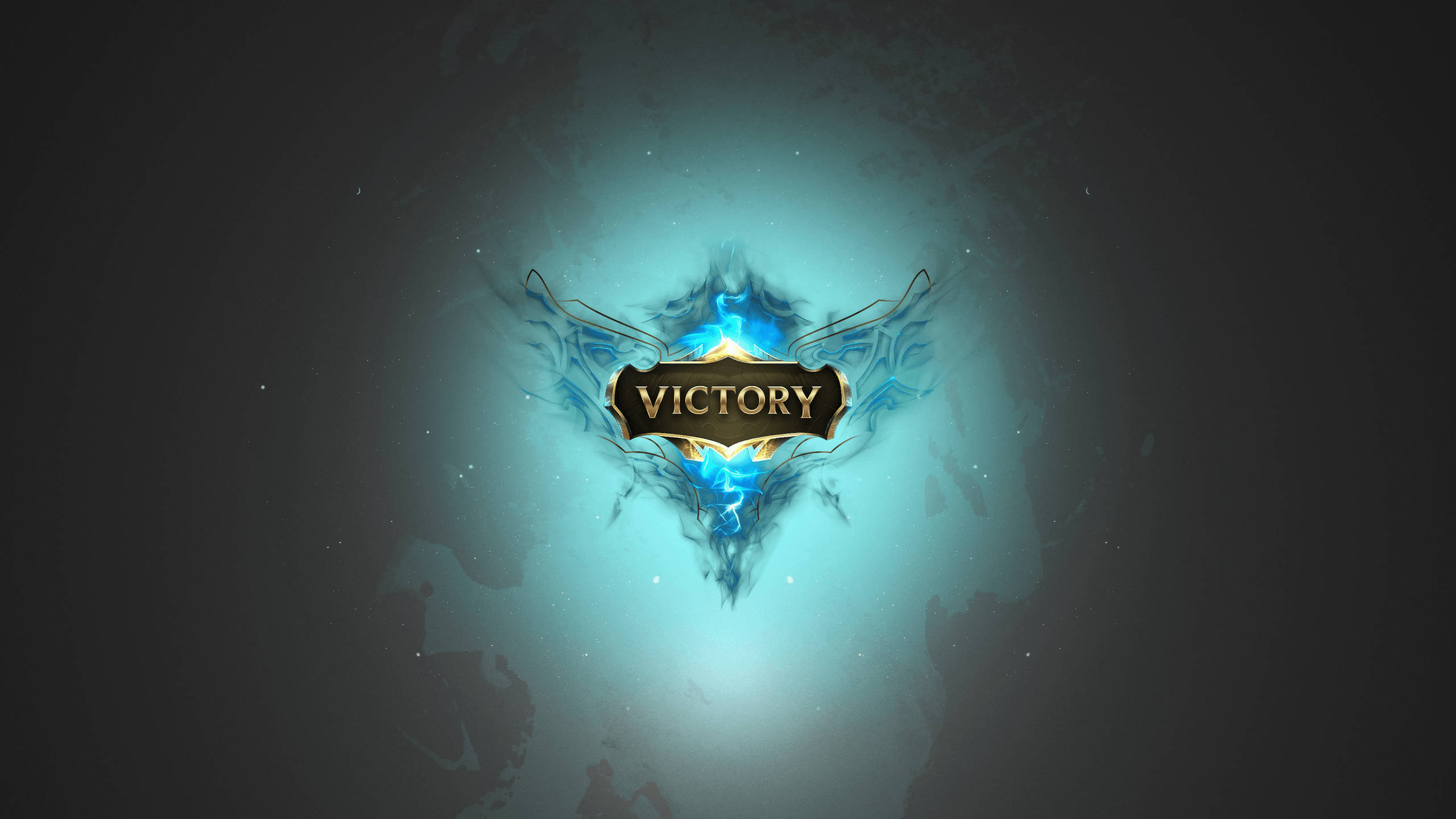 藍光勝利《英雄聯盟》 壁紙 — 一個發光的藍色 'VICTORY' 徽章，帶有翅膀設計，在深色紋理背景上散發光芒。