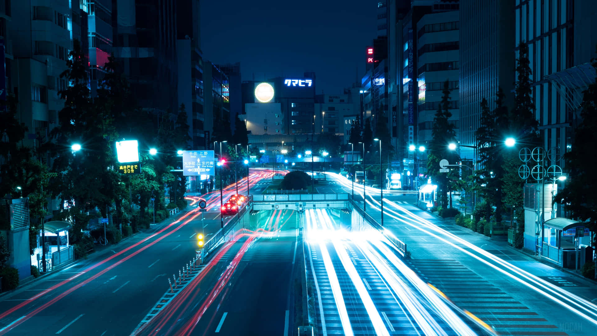夜晚的城市街道，移動車輛留下發光的光跡。