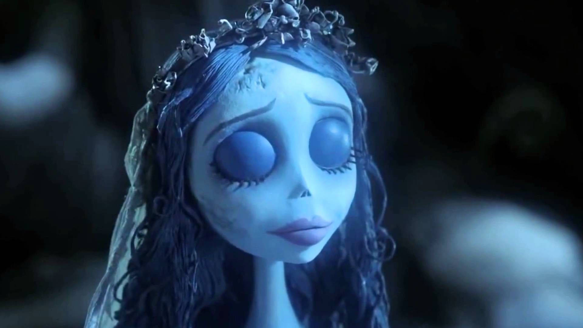 動畫新娘，戴著骷髏皇冠，在昏暗燈光下有一雙藍色大眼睛。