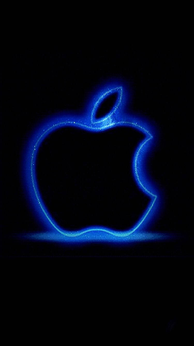 黑色背景上帶有燈光反射的發光藍色Apple標誌。