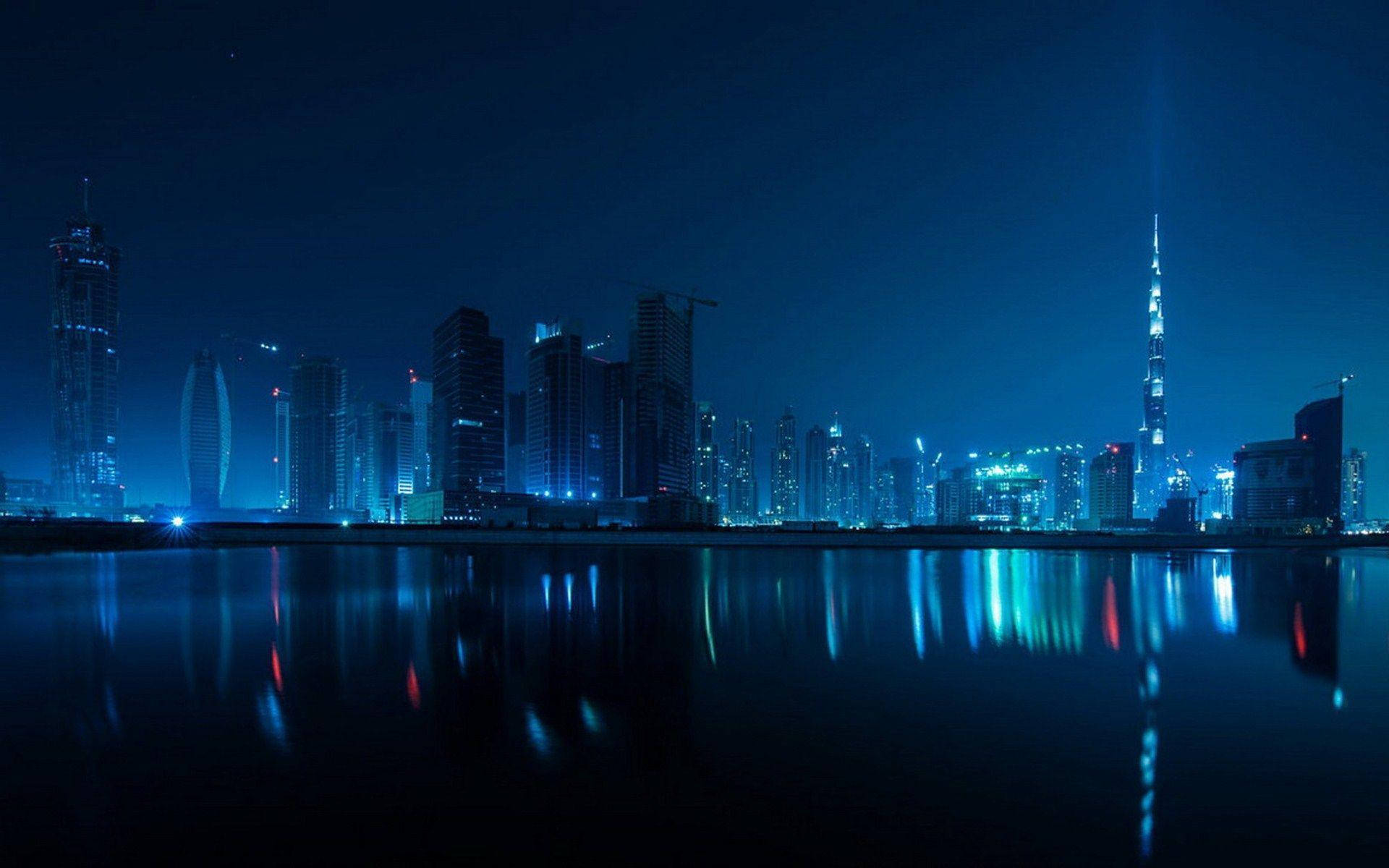 夜晚的杜拜天際線，哈利法塔亮起燈光，倒映在水中。