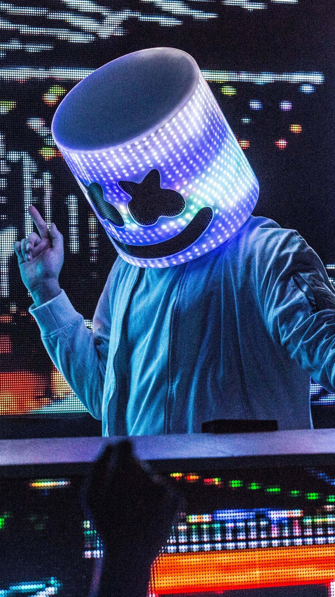 DJ在夜間音樂會上戴著發光藍色LED漁夫帽