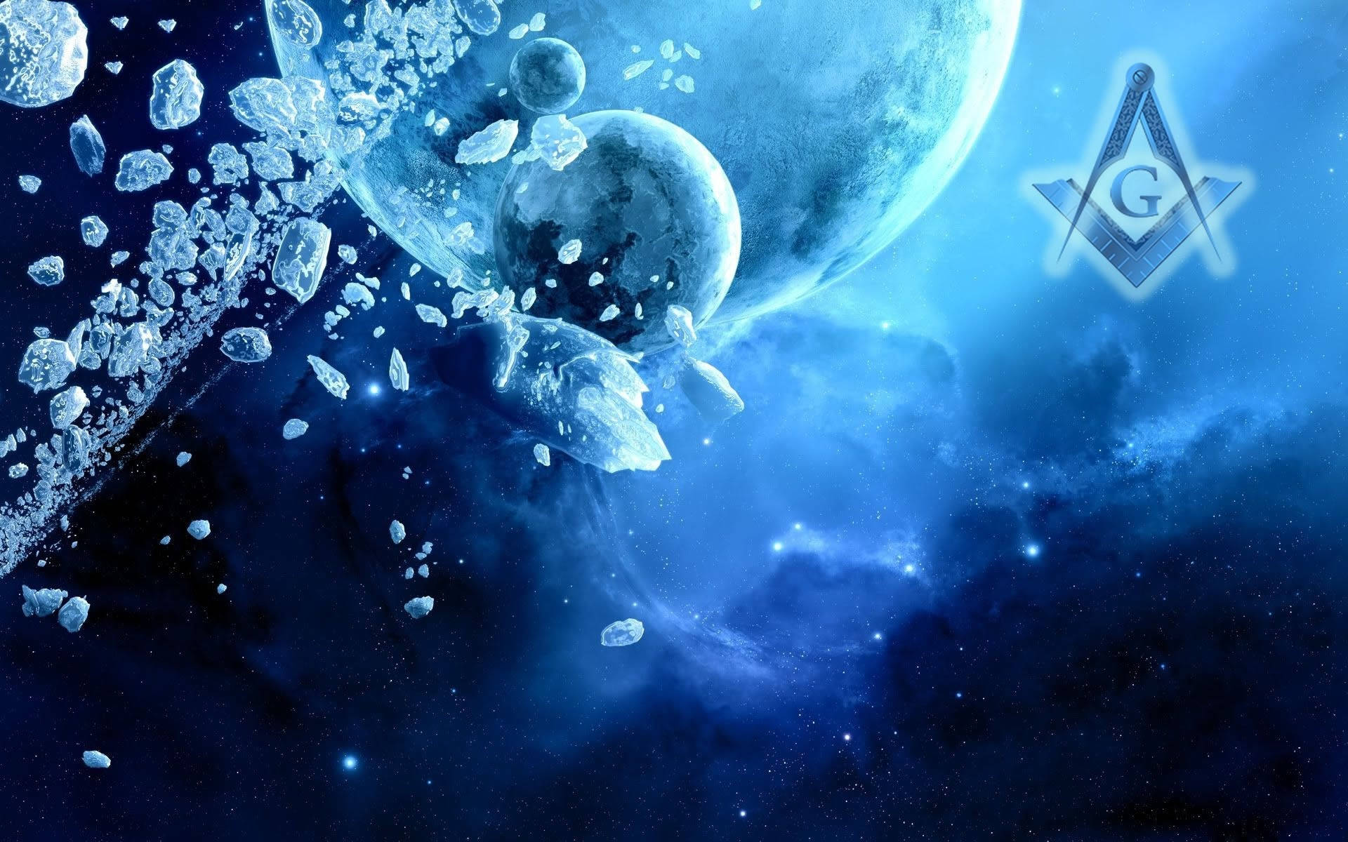 藍夜天空與共濟會標誌 壁紙 — 一個宇宙場景，冰冷的隕石在發光的藍色行星和星空中發光的共濟會符號附近漂浮。