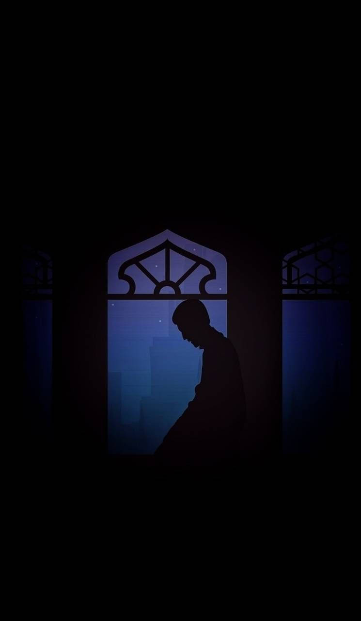 一個人望向窗外星空夜景城市的剪影。