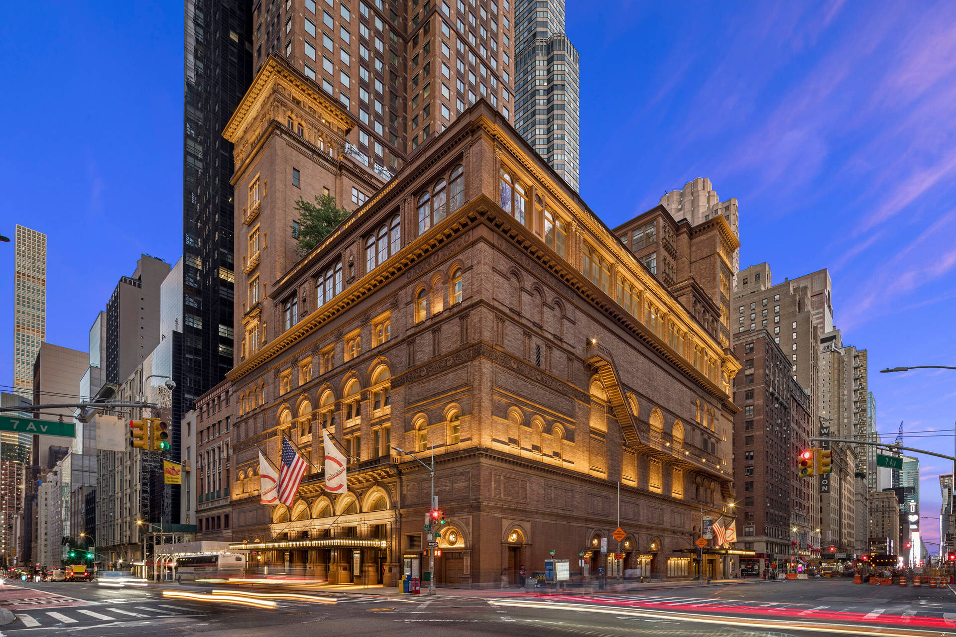 宏偉的歷史建築在繁忙的城市街道上於黃昏時分被照亮。
