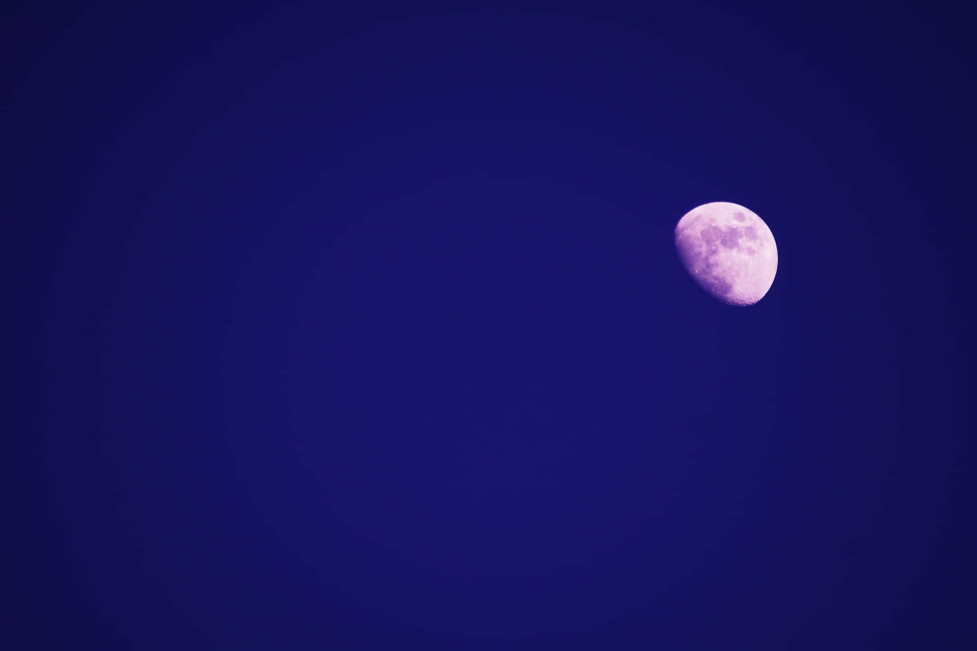 在深藍色夜空中發光的紫色月亮。