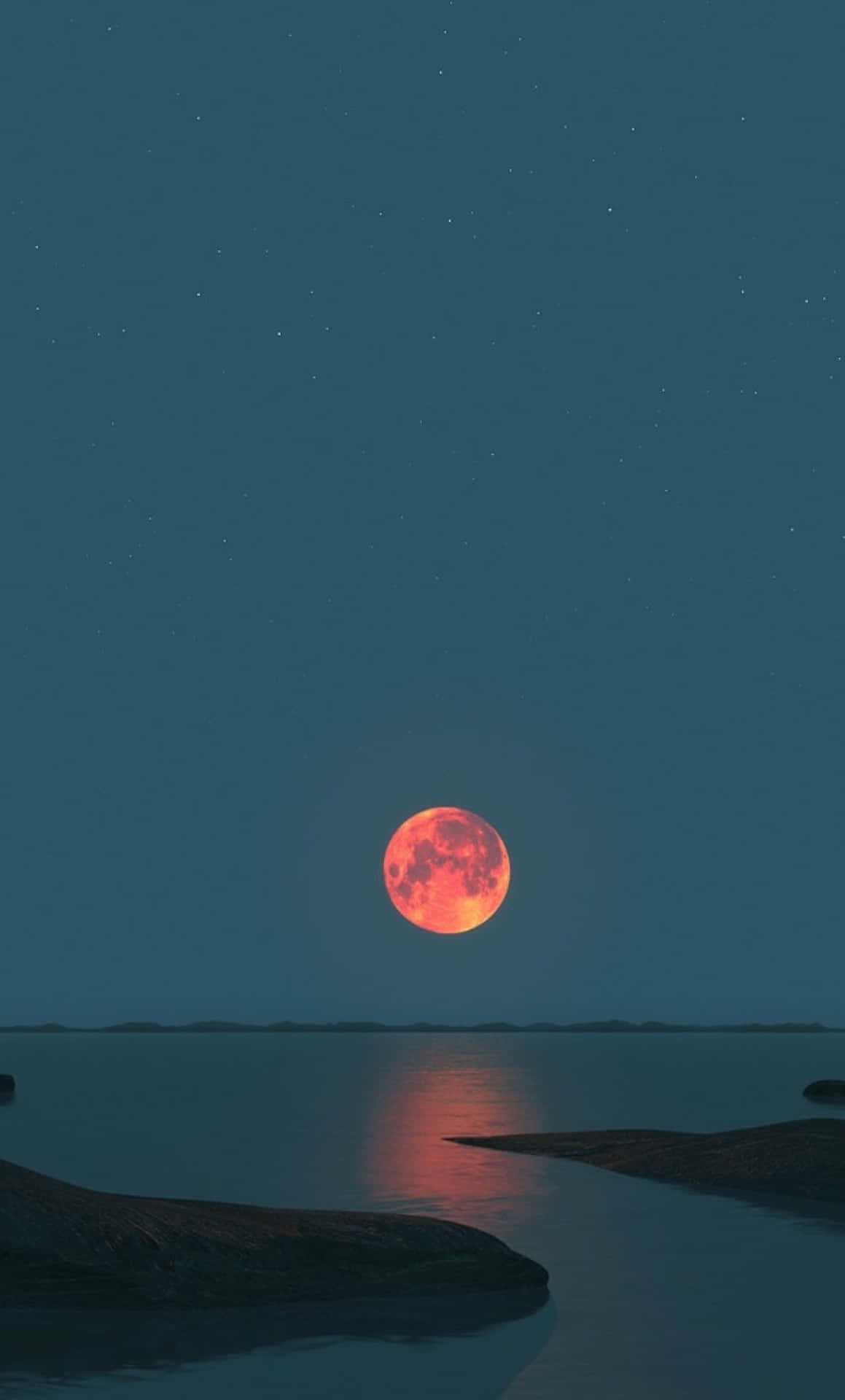 藍天下的紅色滿月 壁紙 — 一輪發光的紅月映照在平靜的水面上，下方是繁星點點的夜空，襯托著黑暗剪影的地形。