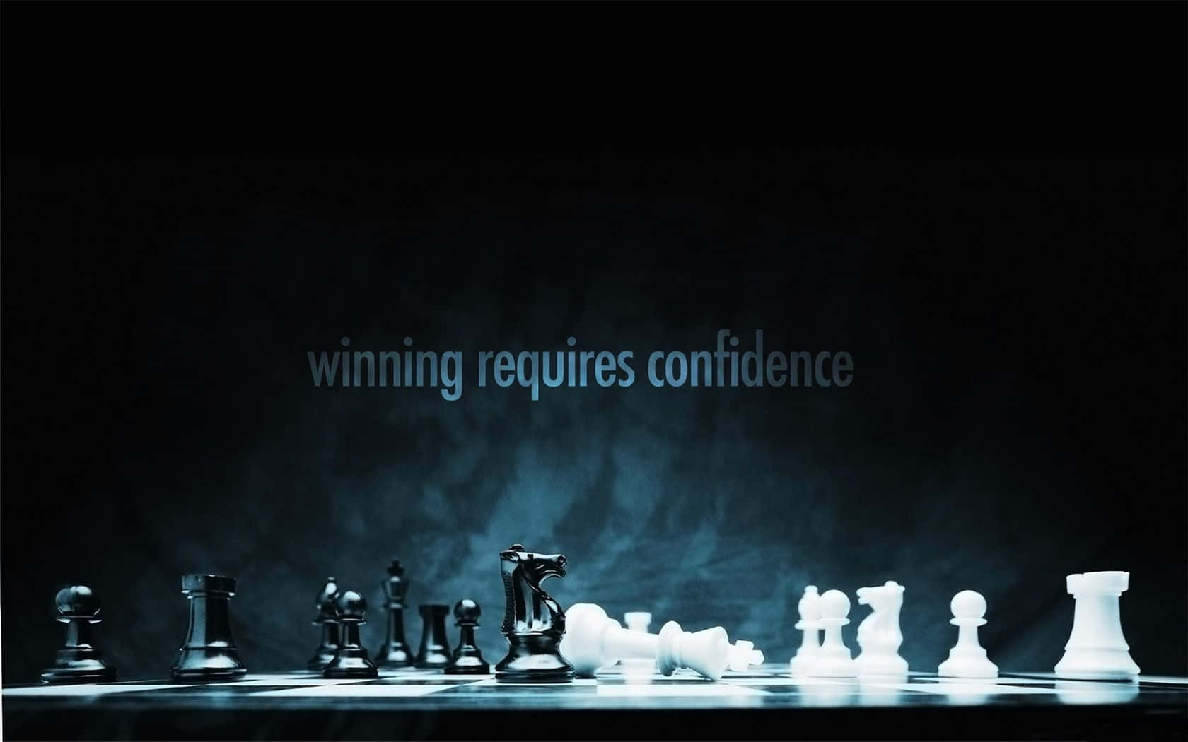 國際象棋棋子，文字 winning requires confidence，藍色迷霧背景