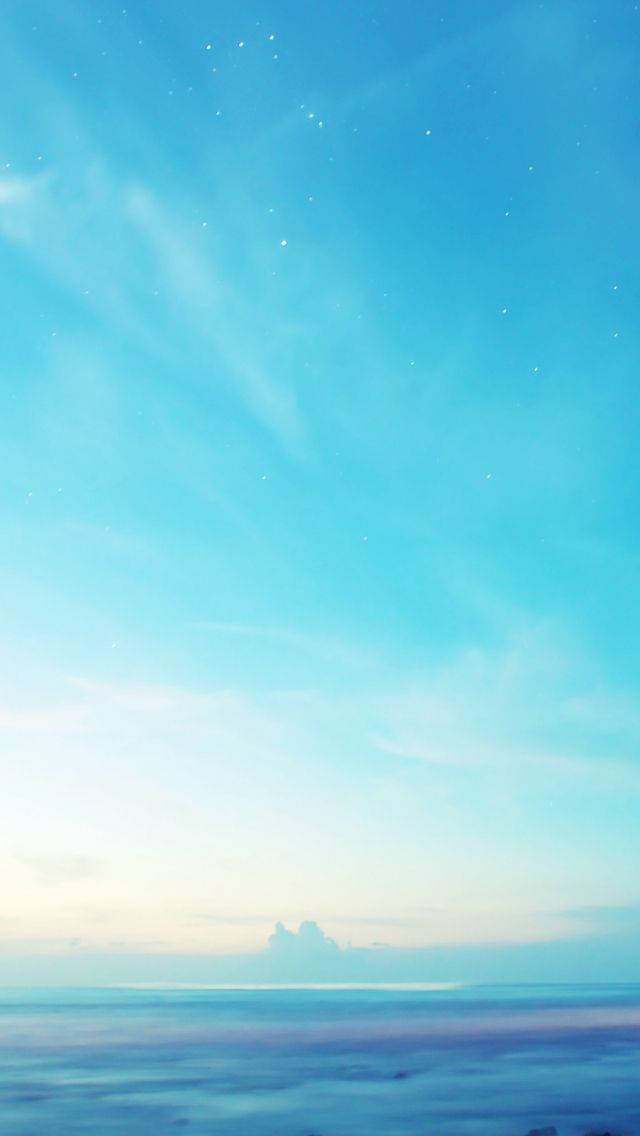 藍天星光亮背景 壁紙 — 寧靜的暮色天空，在平靜的海平線之上，帶有柔和的藍色漸變和散落的星星。