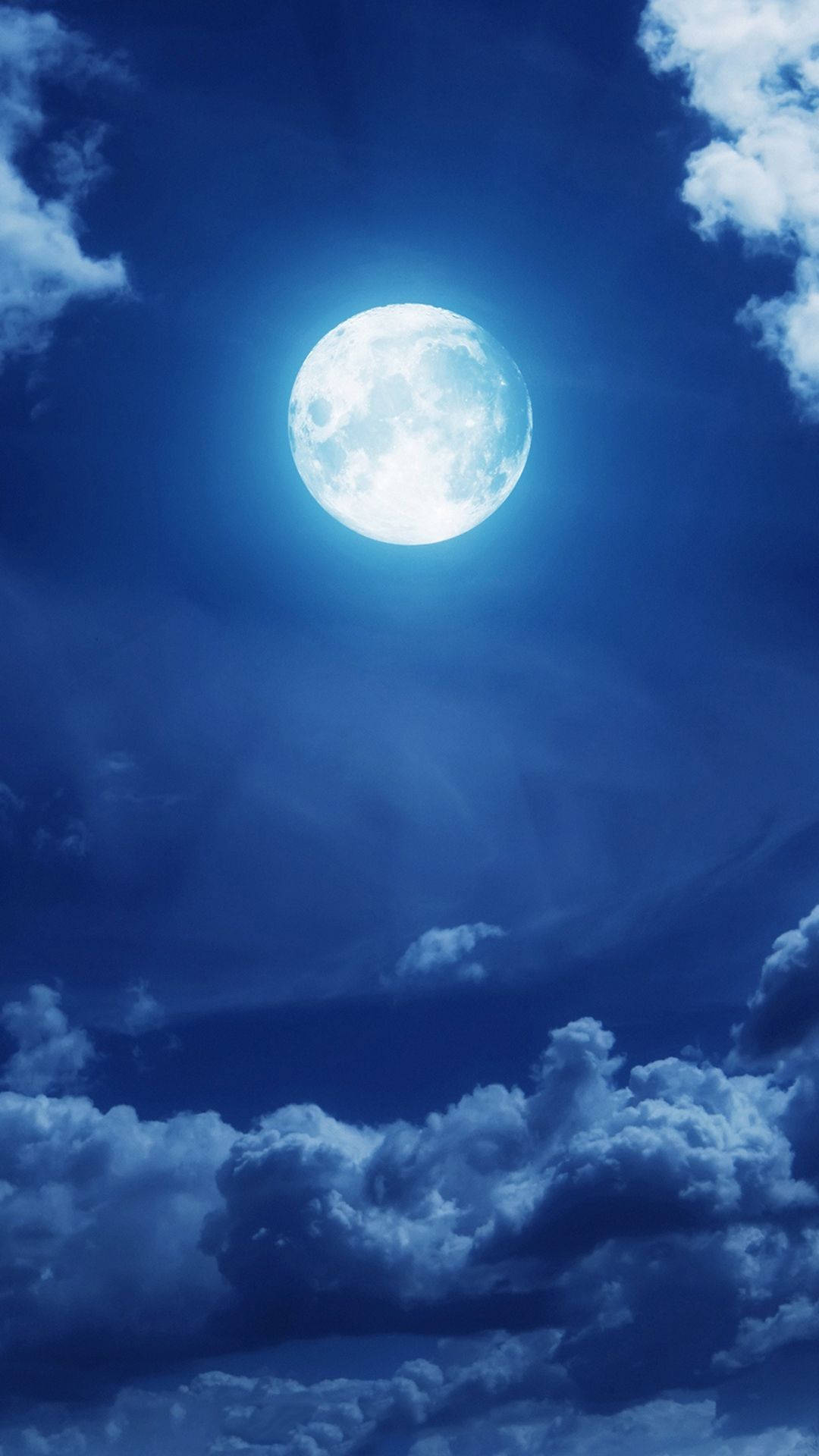 滿月在深藍色夜空中穿過雲層閃耀