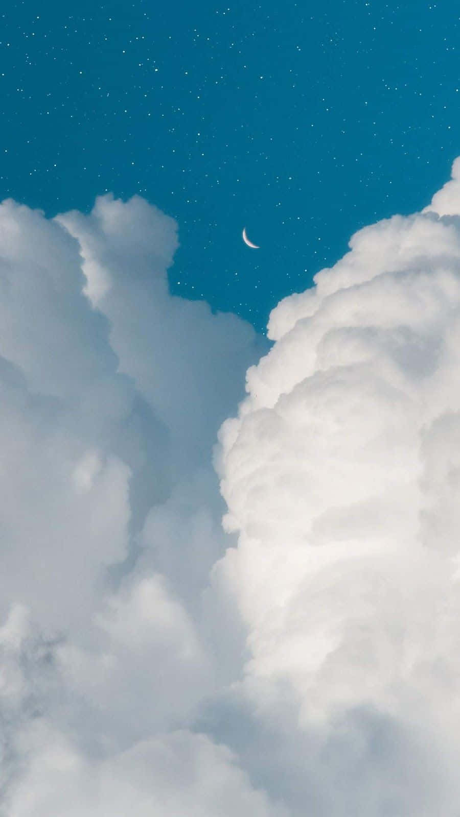 新月在雲層之間，繁星點點的夜空下
