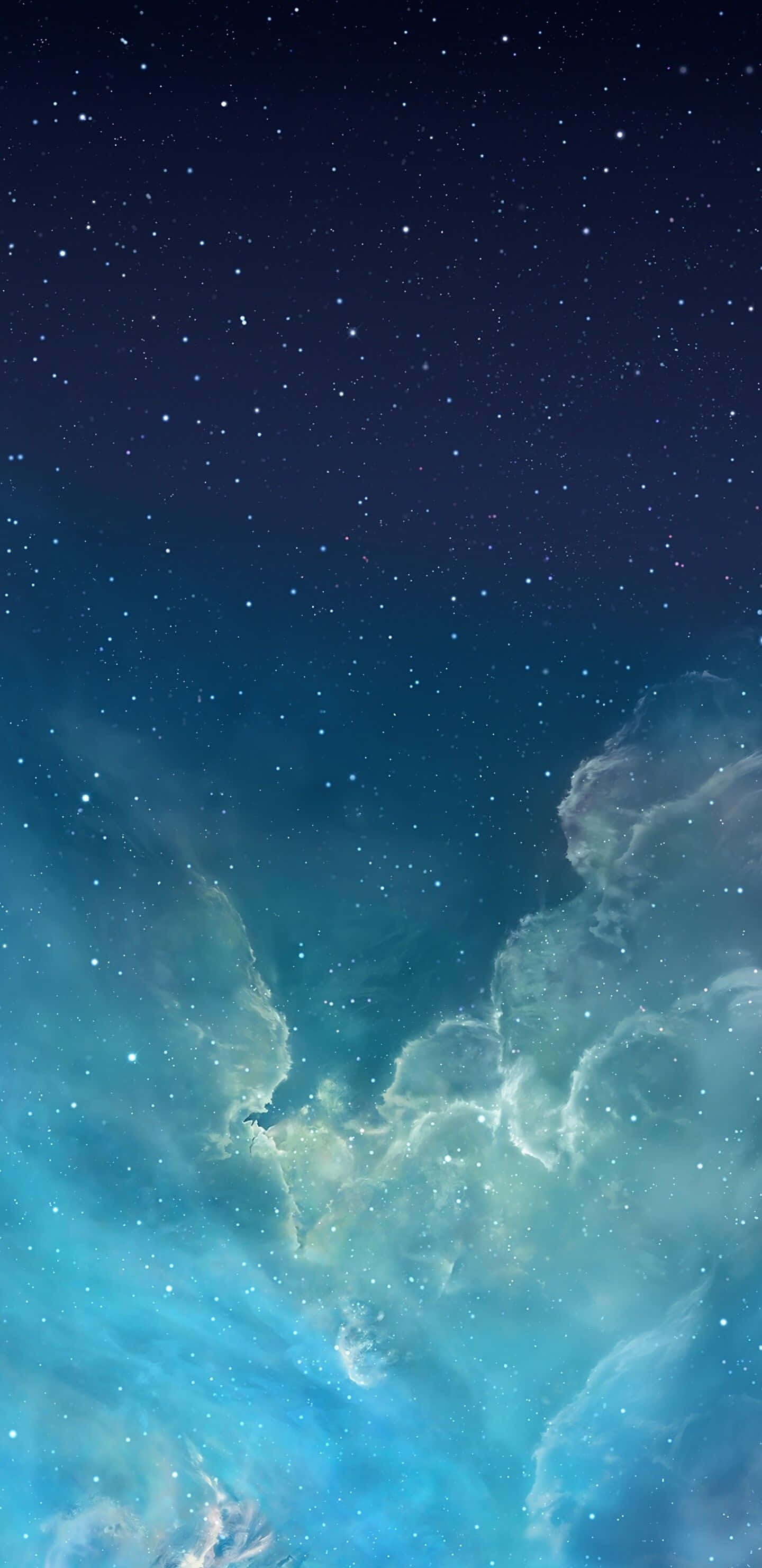 藍天白雲與繁星 壁紙 — 宇宙星雲在星場下以充滿活力的藍綠色和藍色色調旋轉，在深空中喚起驚奇。