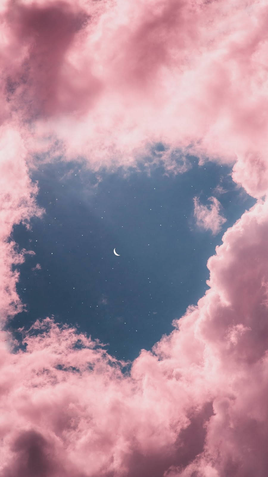 粉紅雲朵形成心形，框住夜空中的新月與星星。
