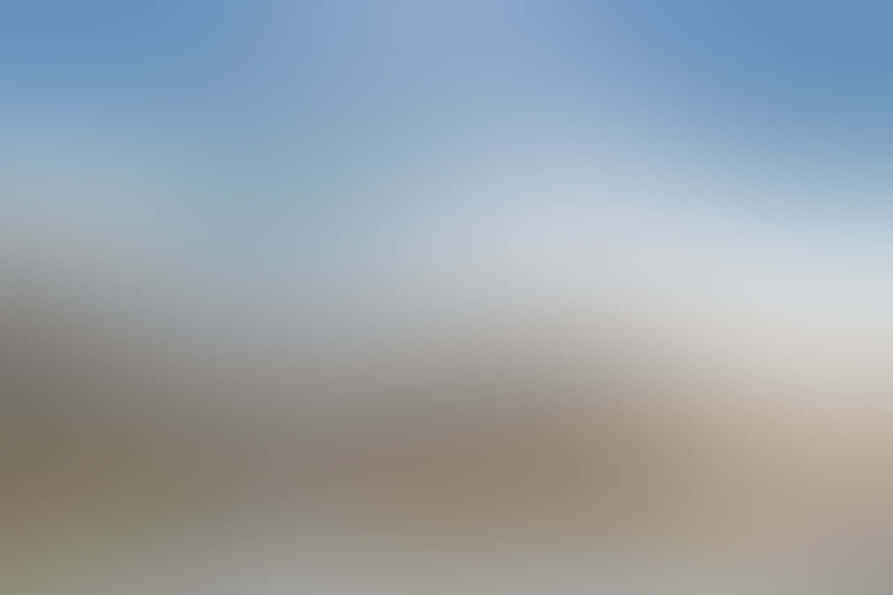 柔和漸變天空從藍色到米色，適合簡約背景